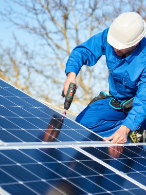 Photovoltaikmontage-Monteur-auf-Dach-Solarplatten Photovoltaikmontage-Monteur-auf-Dach-Solarplatten