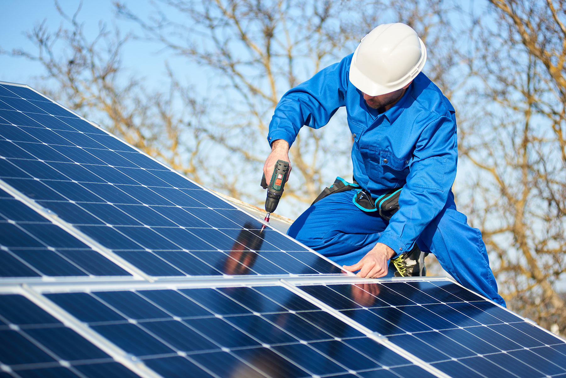 Photovoltaikmontage-Monteur-auf-Dach-Solarplatten